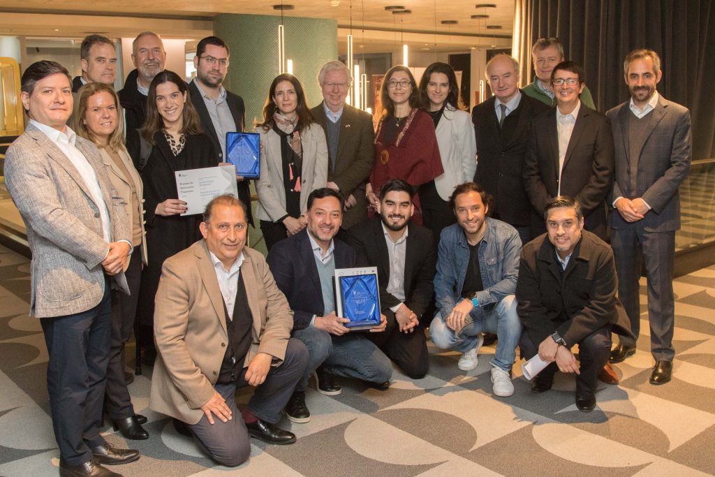 JURADO CON GANADORES Y MIEMROS DEL COMITE1 DE FINANZAS Y MERCADO DE CAPITALES 1024x683